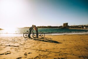 Vélo sur la plage de Royan au bord de l’océan Atlantique.
